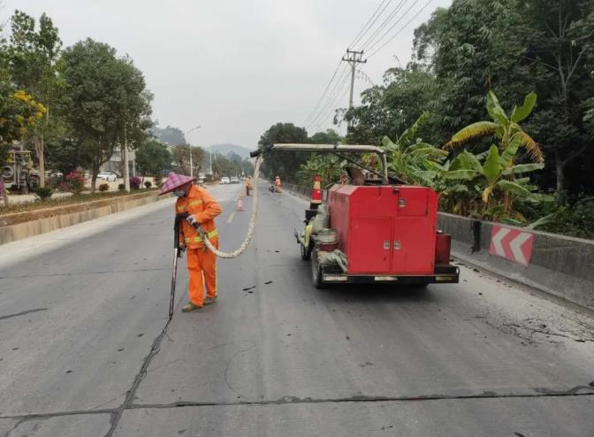 漳州采用道路灌縫膠修補(bǔ)水泥路面裂縫，提升路面有效修補(bǔ)率